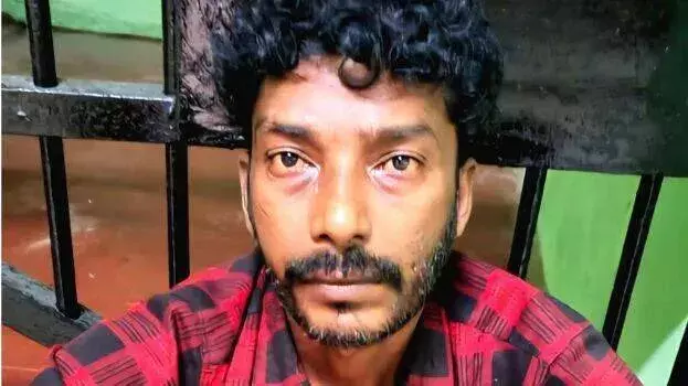 Kerala: अलप्पुझा में 62 वर्षीय की हत्या, पीड़ित परिवार ने पुलिस को घेरा Kerala: अलप्पुझा में 62 वर्षीय की हत्या, पीड़ित परिवार ने पुलिस को घेरा