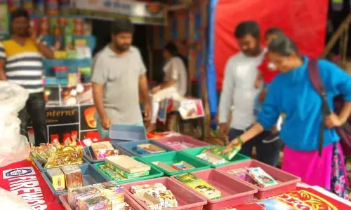 Ganesh Chaturthi : पटाखों की बिक्री के लिए स्थान निर्धारित Ganesh Chaturthi : पटाखों की बिक्री के लिए स्थान निर्धारित