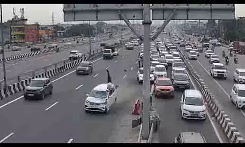 Delhi-Meerut: एक्सप्रेसवे पर दुर्घटना, कांस्टेबल की मौत और दो गिरफ्तार Delhi-Meerut: एक्सप्रेसवे पर दुर्घटना, कांस्टेबल की मौत और दो गिरफ्तार