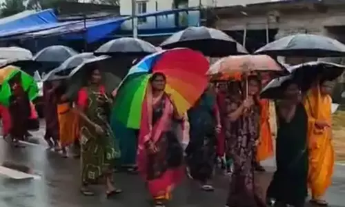 शराबबंदी को लेकर महिलाओं का शक्ति प्रदर्शन, बारिश के बीच उतरीं सड़क पर
