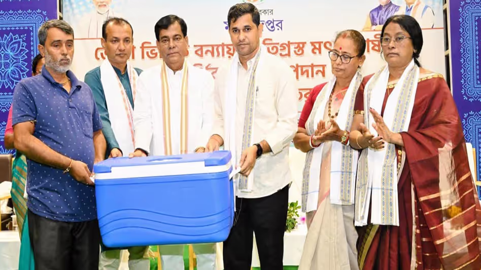 Tripura ने बाढ़ प्रभावित मछली पालकों को 1.2 करोड़ रुपये वितरित किए Tripura ने बाढ़ प्रभावित मछली पालकों को 1.2 करोड़ रुपये वितरित किए