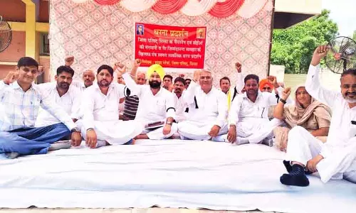 Sirsa में जिला परिषद सदस्यों ने धन के दुरुपयोग का आरोप लगाया, प्रदर्शन किया Sirsa में जिला परिषद सदस्यों ने धन के दुरुपयोग का आरोप लगाया, प्रदर्शन किया