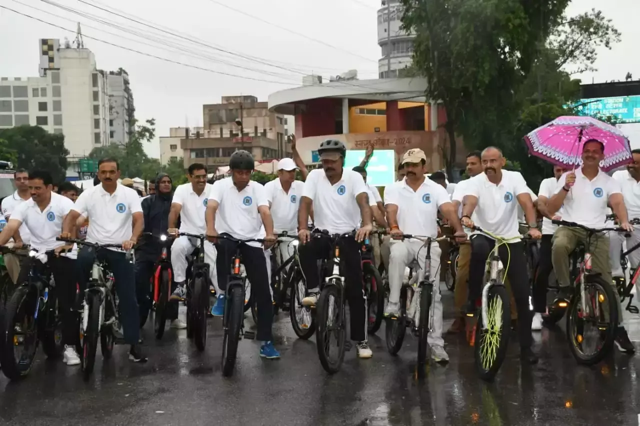 Jaipur: फिट इंडिया संदेश के लिए पुलिस अधिकारियों की साइकिलिंग Jaipur: फिट इंडिया संदेश के लिए पुलिस अधिकारियों की साइकिलिंग