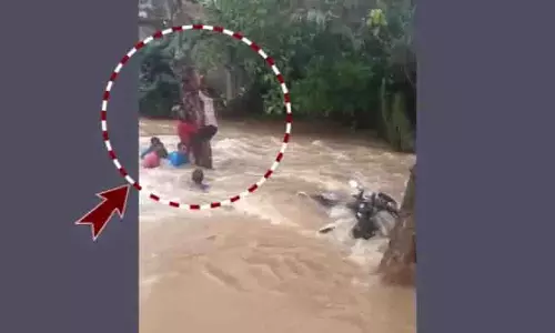 Balasore: तीन लोग पेड़ से चिपककर बाढ़ में फंसे