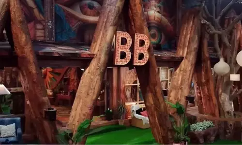 Bigg Boss 19 हाउस टूर: नया असेंबली रूम, मुर्गे की मूर्ति और कैंपिंग थीम
