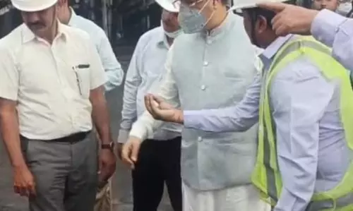 एचआरडी मंत्री ने वाराणसी के कचरे से चारकोल संयंत्र का निरीक्षण किया