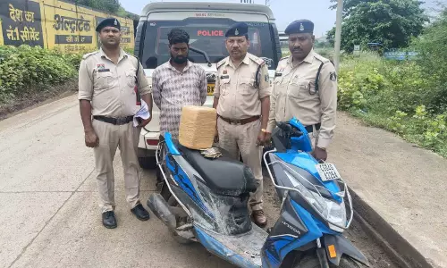 उरला में स्कूटी से गांजा जब्त, युवक गिरफ्तार उरला में स्कूटी से गांजा जब्त, युवक गिरफ्तार