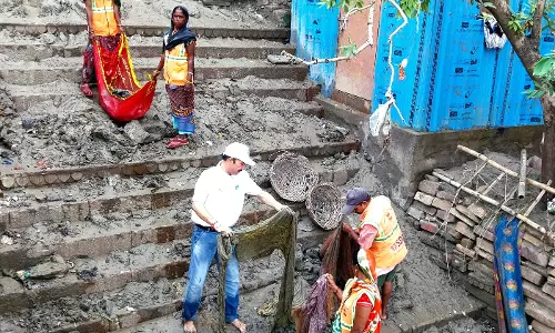 Varanasi: स्वच्छता कर्मियों ने संभाला सिंधिया घाट Varanasi: स्वच्छता कर्मियों ने संभाला सिंधिया घाट