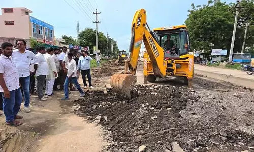Bellary : सांसद हितनाल ने निजी धन से राजमार्ग के गड्ढे को बंद किया Bellary : सांसद हितनाल ने निजी धन से राजमार्ग के गड्ढे को बंद किया