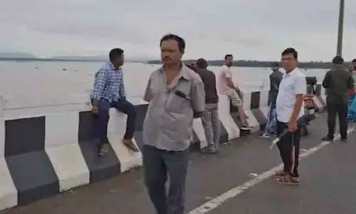 Sambalpur: महानदी में कूदी 9वीं कक्षा की छात्रा, बचाई गई Sambalpur: महानदी में कूदी 9वीं कक्षा की छात्रा, बचाई गई