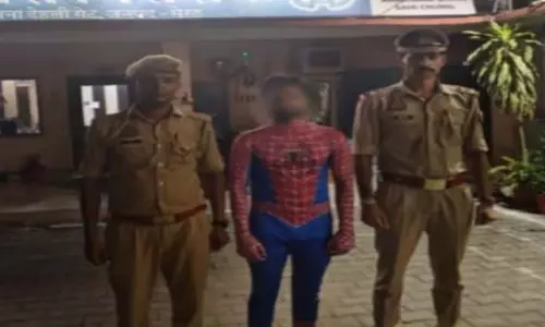 UP पुलिस ने मेरठ में ऐतिहासिक घंटाघर पर चढ़ने के आरोप में स्पाइडर-मैन को गिरफ्तार किया