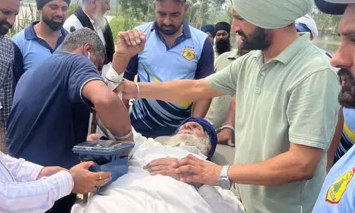 Jalandhar: प्रशासन की त्वरित कार्रवाई से बाढ़ प्रभावित गांव में बुजुर्ग किसान की जान बची