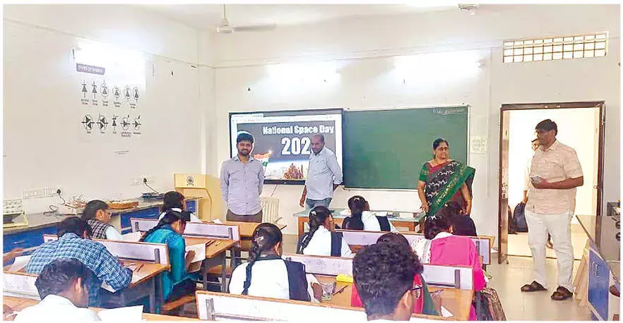 Andhra: VSU में राष्ट्रीय अंतरिक्ष दिवस भव्य रूप से मनाया गया Andhra: VSU में राष्ट्रीय अंतरिक्ष दिवस भव्य रूप से मनाया गया