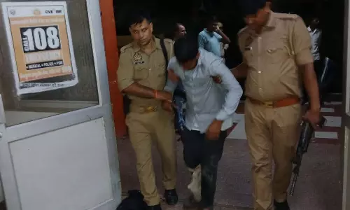 नकली पुलिस को असली गोली लगी