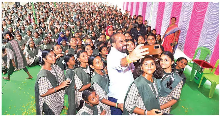 Andhra: स्वास्थ्य मंत्री सत्यकुमार ने छात्रों से स्वच्छता अपनाने का आग्रह किया