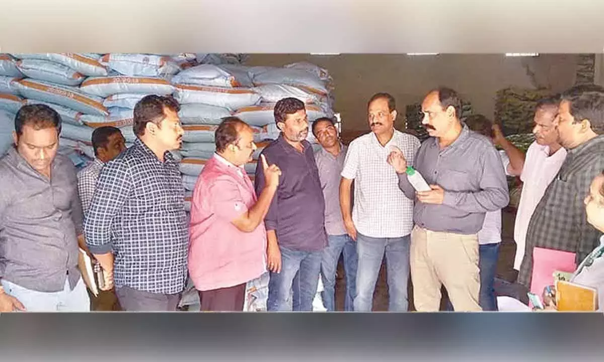 Andhra: सतर्कता अधिकारियों ने उर्वरक दुकानों का निरीक्षण किया Andhra: सतर्कता अधिकारियों ने उर्वरक दुकानों का निरीक्षण किया