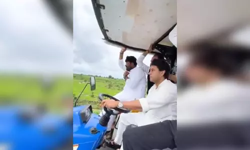 केंद्रीय मंत्री का दिखा अनोखा अंदाज, ट्रैक्टर चलाकर पहुंचे किसानों के बीच केंद्रीय मंत्री का दिखा अनोखा अंदाज, ट्रैक्टर चलाकर पहुंचे किसानों के बीच