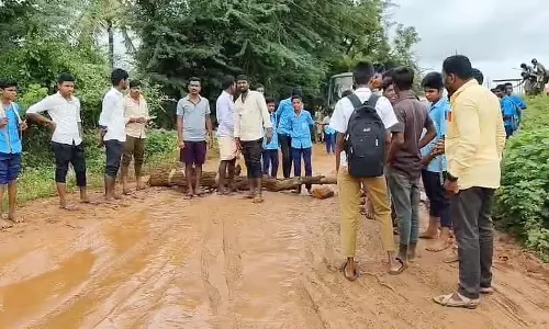 खराब सड़क: छात्रों का विरोध प्रदर्शन