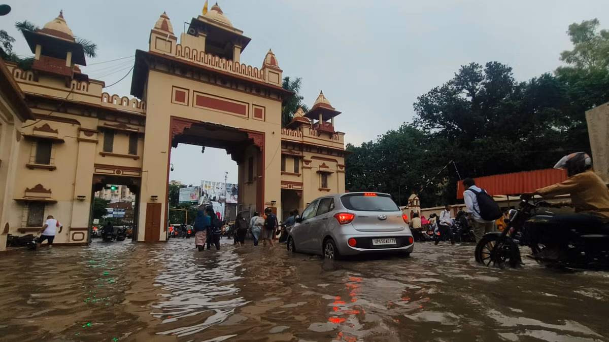 Varanasi: जलभराव से बचाव हेतु नगर आयुक्त ने दी कचरा न फेंकने की चेतावनी Varanasi: जलभराव से बचाव हेतु नगर आयुक्त ने दी कचरा न फेंकने की चेतावनी