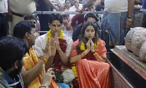 ‘Param Sundari’ से पहले जान्हवी और सिद्धार्थ ने मंदिर में जताई श्रद्धा