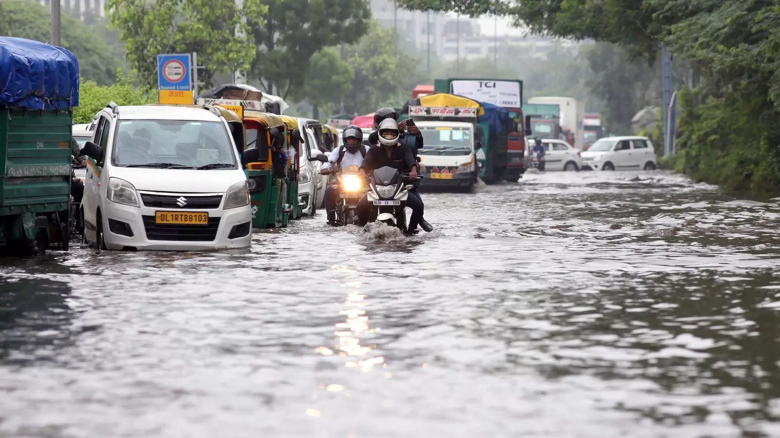 Dinanagar: पंजाब में बारिश से जनजीवन प्रभावित, अलर्ट जारी