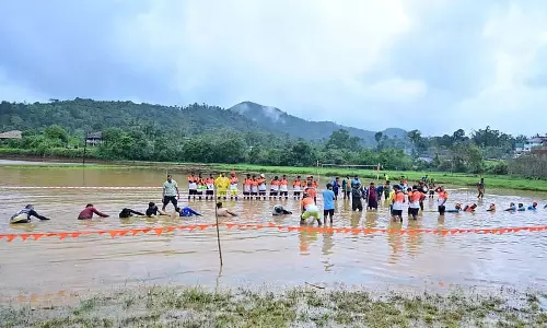 भागमंडला में कीचड़ उछालने वाली खेल प्रतियोगिता: सैकड़ों लोग कीचड़ में डूब गए भागमंडला में कीचड़ उछालने वाली खेल प्रतियोगिता: सैकड़ों लोग कीचड़ में डूब गए