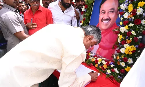 Andhra Pradesh CM नायडू ने सुधाकर रेड्डी को श्रद्धांजलि दी Andhra Pradesh CM नायडू ने सुधाकर रेड्डी को श्रद्धांजलि दी