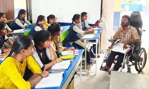 शारीरिक रूप से अक्षम संगारेड्डी के व्यक्ति ने TGPSC परीक्षा पास की, जूनियर लेक्चरर बने शारीरिक रूप से अक्षम संगारेड्डी के व्यक्ति ने TGPSC परीक्षा पास की, जूनियर लेक्चरर बने