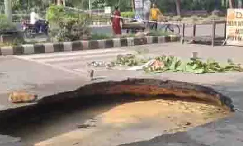 Delhi: द्वारका में राष्ट्रीय विधि विश्वविद्यालय के पास सड़क धंस गई