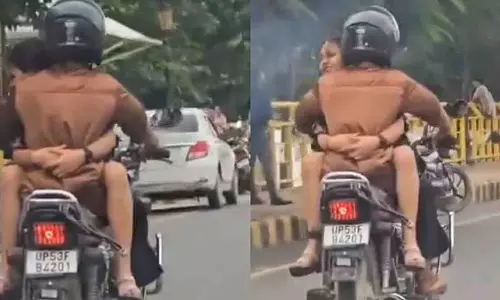 Gorakhpur: बाइक पर रोमांस का वीडियो वायरल, पुलिस ने की कार्रवाई Gorakhpur: बाइक पर रोमांस का वीडियो वायरल, पुलिस ने की कार्रवाई