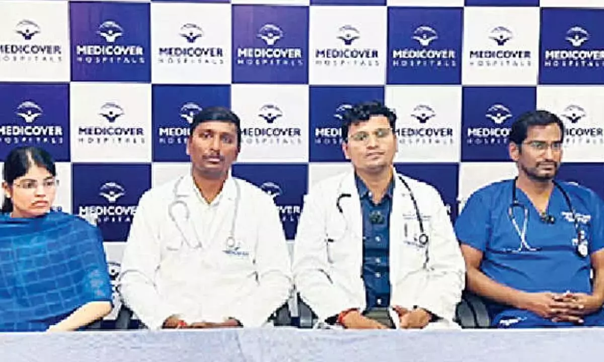 Telangana: डॉक्टरों ने लोगों से बुखार को नज़रअंदाज़ न करने की अपील की