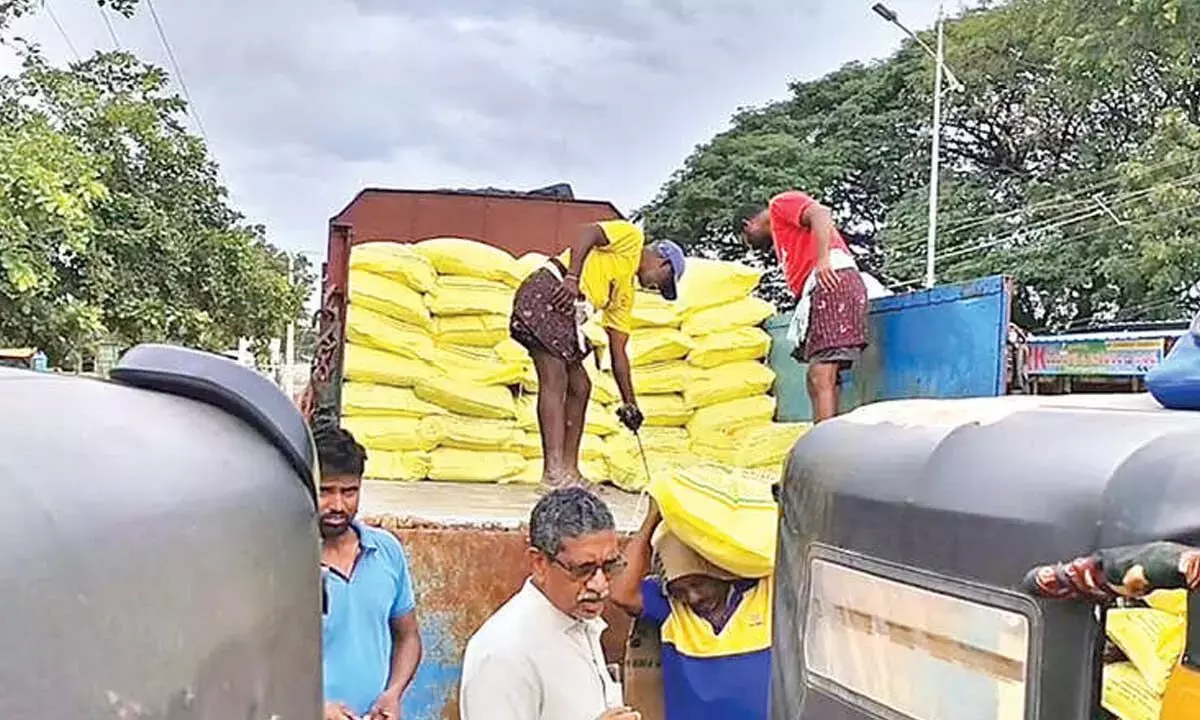 Telangana: 230 जब्त यूरिया बैग रियायती दरों पर वितरित किए गए Telangana: 230 जब्त यूरिया बैग रियायती दरों पर वितरित किए गए