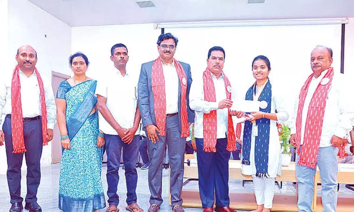 Telangana: अनुराग इंजीनियरिंग कॉलेज में स्नातक दिवस मनाया गया Telangana: अनुराग इंजीनियरिंग कॉलेज में स्नातक दिवस मनाया गया