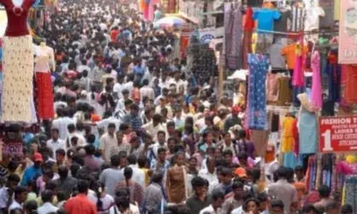 Pune में भारी यातायात, बाजारों में भारी भीड़