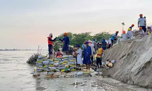 MLA ने बाढ़ प्रभावित लोगों से कहा, सरकार नुकसान की भरपाई करे MLA ने बाढ़ प्रभावित लोगों से कहा, सरकार नुकसान की भरपाई करे