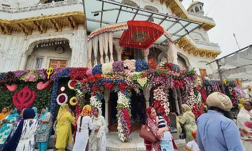 Amritsar: प्रकाश पर्व के लिए स्वर्ण मंदिर को सजाया गया Amritsar: प्रकाश पर्व के लिए स्वर्ण मंदिर को सजाया गया