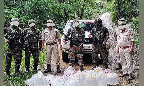 Assam राइफल्स ने मणिपुर में अवैध शराब बरामद की Assam राइफल्स ने मणिपुर में अवैध शराब बरामद की