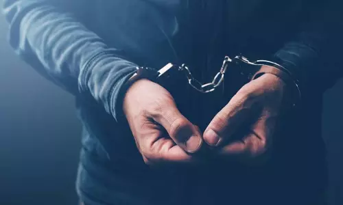 नशेड़ियों ने दो पुलिसकर्मियों पर चाकू से किया हमला, 6 बदमाश गिरफ्तार नशेड़ियों ने दो पुलिसकर्मियों पर चाकू से किया हमला, 6 बदमाश गिरफ्तार