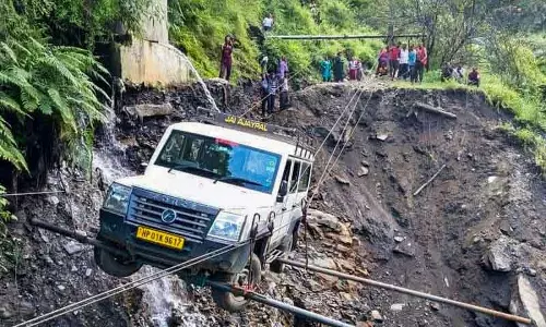 Himachal में मूसलाधार बारिश के कारण 402 सड़कें बंद, बिजली-पानी बाधित Himachal में मूसलाधार बारिश के कारण 402 सड़कें बंद, बिजली-पानी बाधित