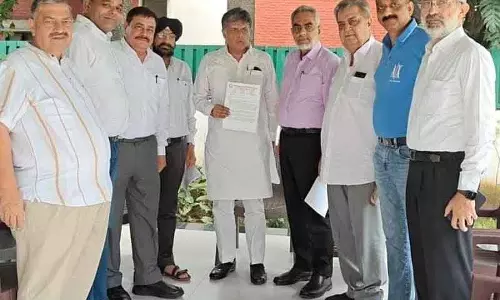 व्यापारियों ने MP के समक्ष लंबे समय से लंबित मुद्दे उठाए व्यापारियों ने MP के समक्ष लंबे समय से लंबित मुद्दे उठाए