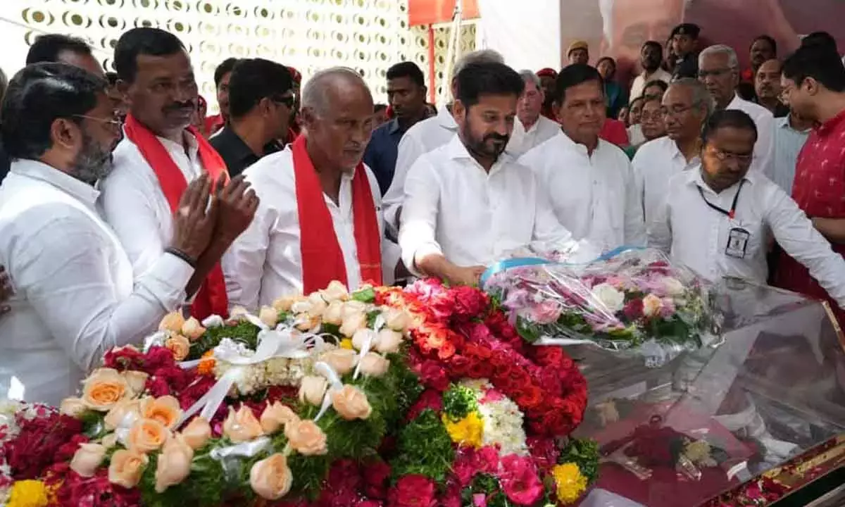 CM रेवंत रेड्डी ने सीपीआई नेता सुरवरम सुधाकर रेड्डी को श्रद्धांजलि दी
