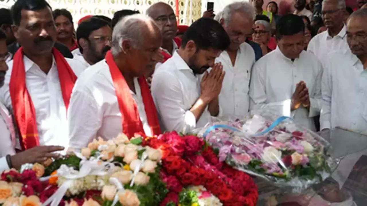 Telangana के सीएम रेवंत रेड्डी, वेंकैया नायडू ने सुधाकर रेड्डी को श्रद्धांजलि दी