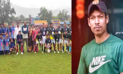 Devgarh: फुटबॉल टूर्नामेंट के दौरान मैदान पर गिरकर खिलाड़ी की मौत Devgarh: फुटबॉल टूर्नामेंट के दौरान मैदान पर गिरकर खिलाड़ी की मौत
