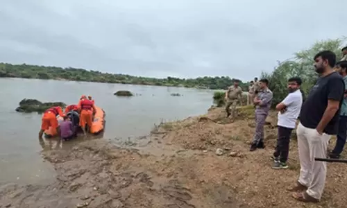 Gujarat : भारी बारिश के बीच साबरमती नदी उफान पर; 25 मज़दूरों को बचाया गया Gujarat : भारी बारिश के बीच साबरमती नदी उफान पर; 25 मज़दूरों को बचाया गया