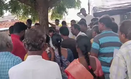 Urea की बोरियों के लिए किसान आधी रात तक संघर्ष करते रहे