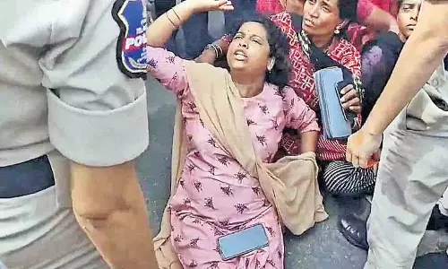हमें न्याय चाहिए..हमें आरोपियों का एनकाउंटर करना होगा..! हमें न्याय चाहिए..हमें आरोपियों का एनकाउंटर करना होगा..!