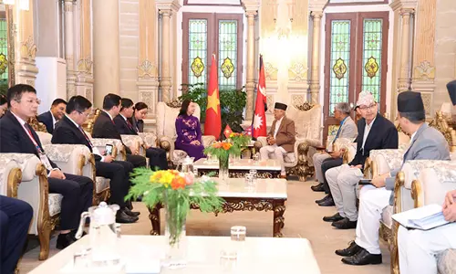 वियतनाम के दौरे पर आए उपराष्ट्रपति ने नेपाल के PM ओली से आपसी संबंधों को और गहरा करने पर बातचीत की