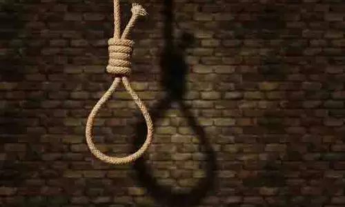 MP: बलात्कार के आरोपी ने पीड़िता के हंगामे के बाद आत्महत्या कर ली MP: बलात्कार के आरोपी ने पीड़िता के हंगामे के बाद आत्महत्या कर ली