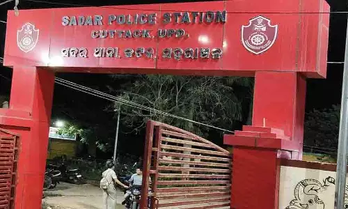 Cuttack: स्वास्थ्य केंद्र के पास लावारिस नवजात बच्ची मिली Cuttack: स्वास्थ्य केंद्र के पास लावारिस नवजात बच्ची मिली