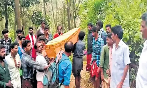 Edamalakkudy  के आदिवासी घने जंगल से बच्चे का शव ढोने को मजबूर